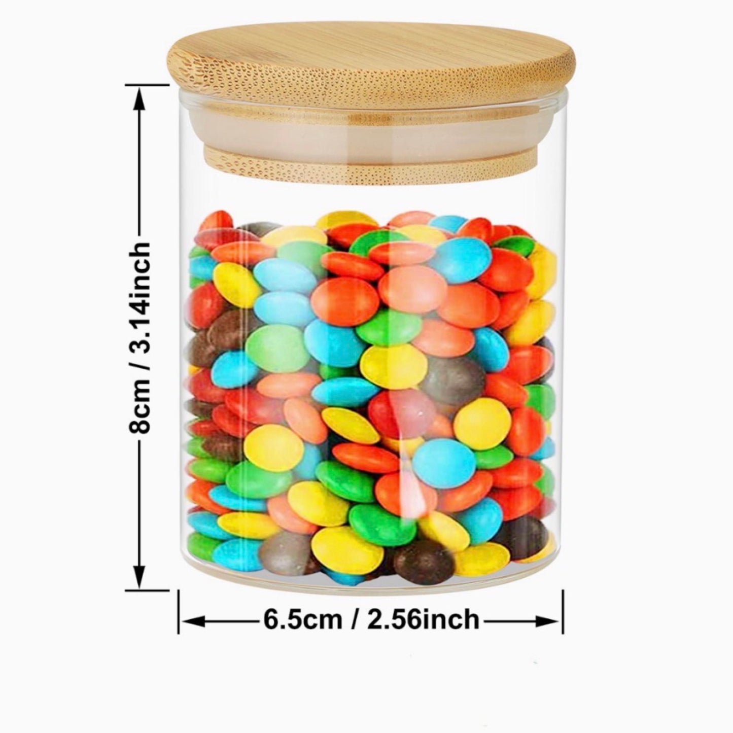 Ein transparentes Glas mit einem Bambusdeckel, gefüllt mit bunten Süßigkeiten, und Maßangaben, die die Größe darstellen: Höhe 8 cm (3,14 Zoll) und Durchmesser 6,5 cm (2,56 Zoll). Das Glas bietet eine attraktive und zugleich funktionelle Lösung zur Aufbewahrung und Präsentation von Leckereien.
