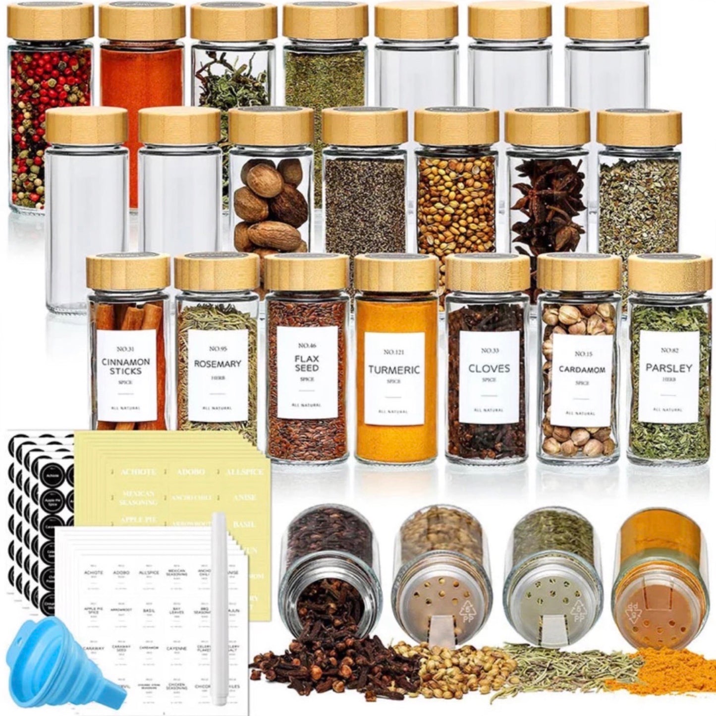 Runde Gewürzgläser mit Etiketten und kleine Trichter und stift zum beschriften.Die gläser sind gefüllt mit gewürzen wie Salz,Pfeffer,Kurkuma,Petersilien