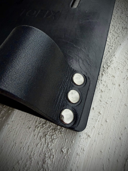 Detailaufnahme der stabilen Metallnieten am TOFIX Lederhalter aus schwarzem Echtleder