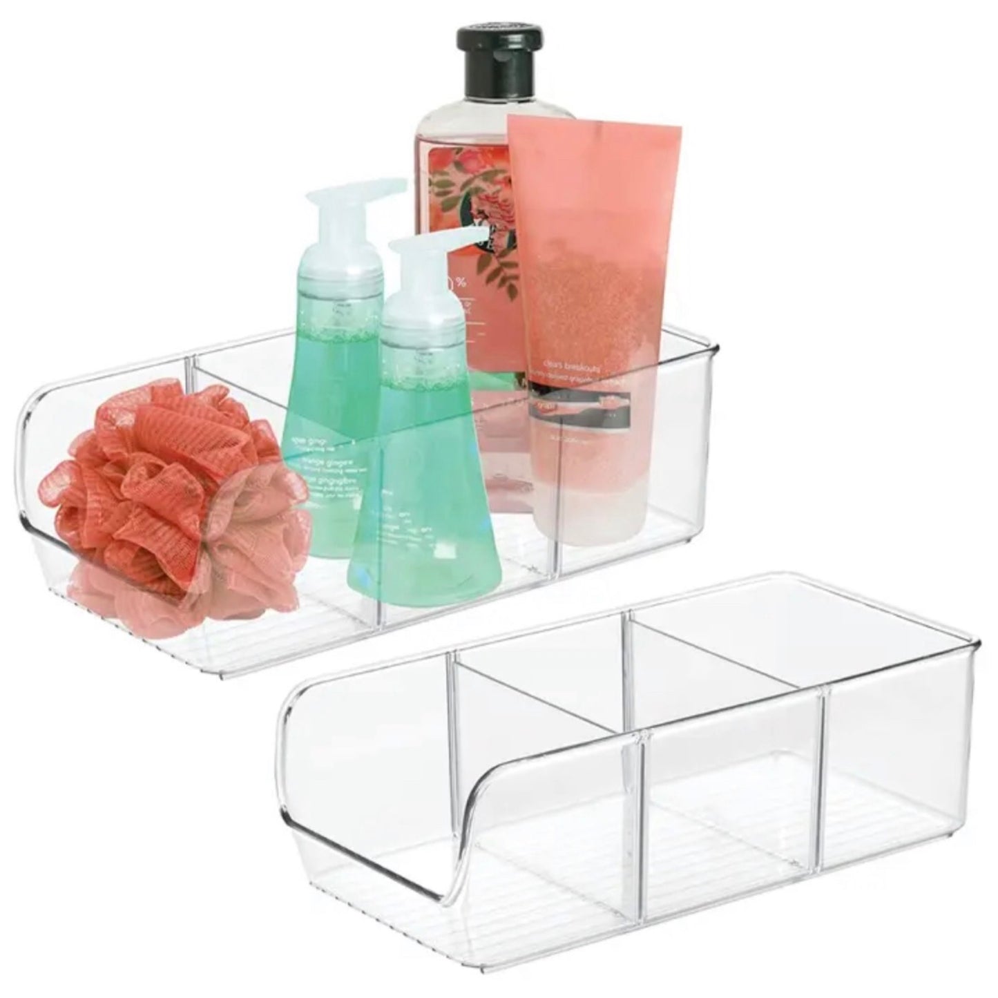 Transparenter Acryl-Aufbewahrungsbehälter von iDesign mit drei Fächern. Das linke Fach enthält einen pfirsichfarbenen Badeschwamm; in der Mitte stehen zwei Flaschen mit grüner Flüssigseife und eine rosa Lotionstube; das rechte Fach ist leer und zeigt das geräumige Design des Organizers.