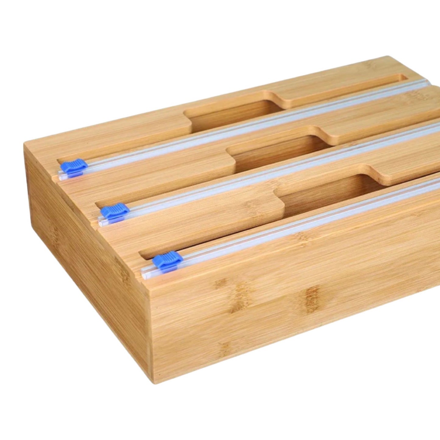 Ein dreischichtiger Folienspender aus hellem Holz mit sichtbarer Maserung. Jede Schicht hat eine zentrale Aussparung, die das Ziehen und Schneiden der Folie erleichtert, und ist mit einer silbernen Schneideleiste ausgestattet. An den Enden der Schneideleisten befinden sich blaue Kunststoffkappen. Der Spender ist vor einem neutralen, hellen Hintergrund platziert, was das natürliche Material und das einfache, funktionale Design hervorhebt.