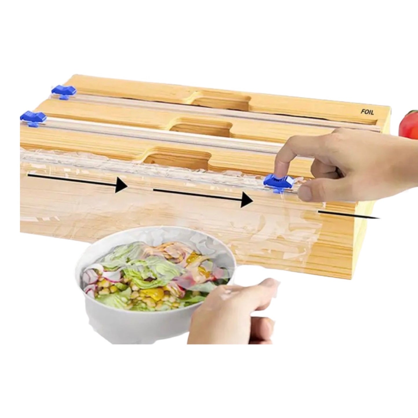Eine Hand zieht Alufolie aus einem hölzernen Folienspender mit blauen Schiebern. Unten im Bild bedeckt eine andere Hand eine Schüssel mit gemischtem Salat mit der Alufolie. Die schwarzen Pfeile zeigen die Bewegungsrichtung der Folie an. Der Folienspender ist in Aktion dargestellt, was die Benutzerfreundlichkeit und Praktikabilität für die Küchenvorbereitung unterstreicht.
