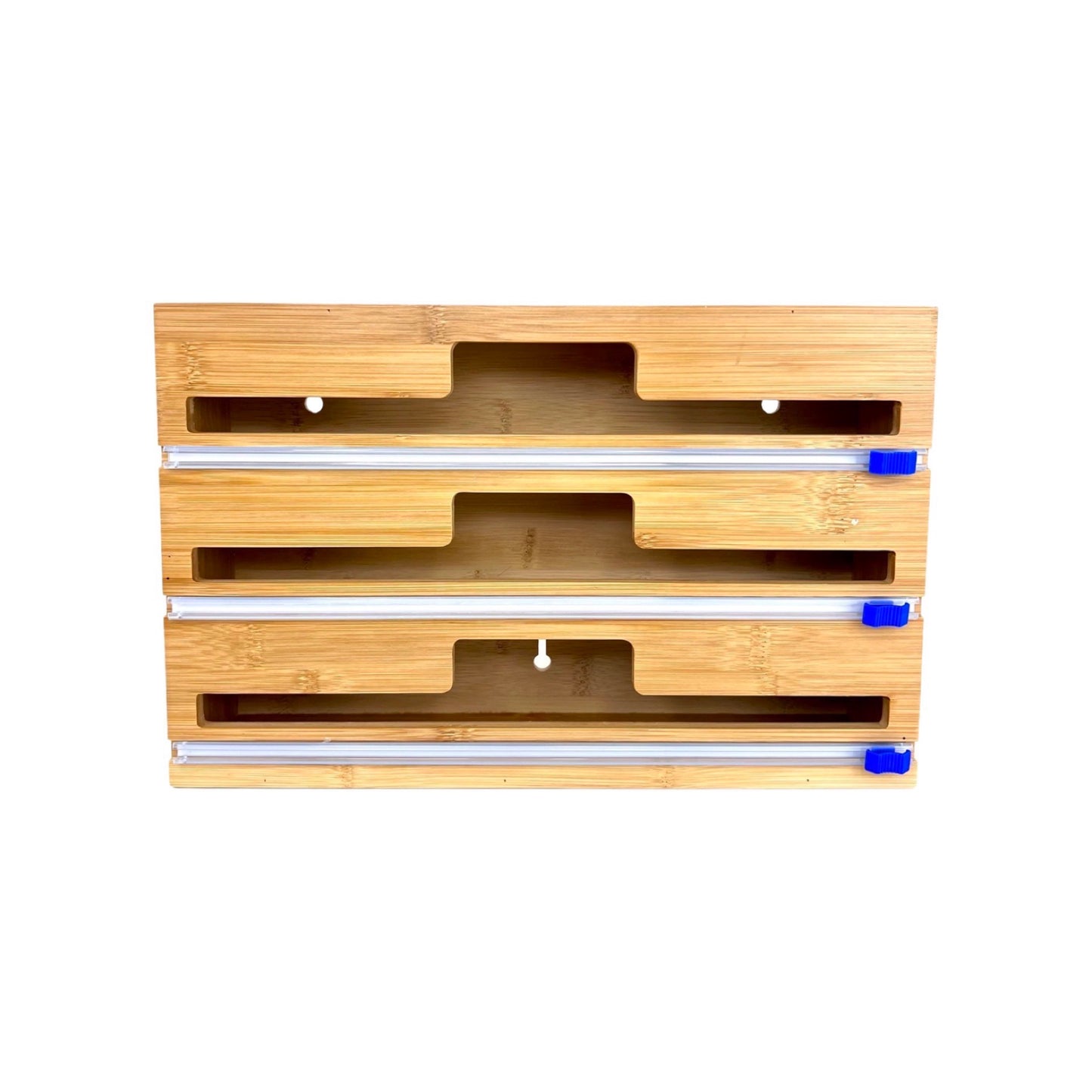 Ein dreischichtiger Folienspender aus hellem Holz mit sichtbarer Maserung. Jede Schicht hat eine zentrale Aussparung, die das Ziehen und Schneiden der Folie erleichtert, und ist mit einer silbernen Schneideleiste ausgestattet. An den Enden der Schneideleisten befinden sich blaue Kunststoffkappen. Der Spender ist vor einem neutralen, hellen Hintergrund platziert, was das natürliche Material und das einfache, funktionale Design hervorhebt.