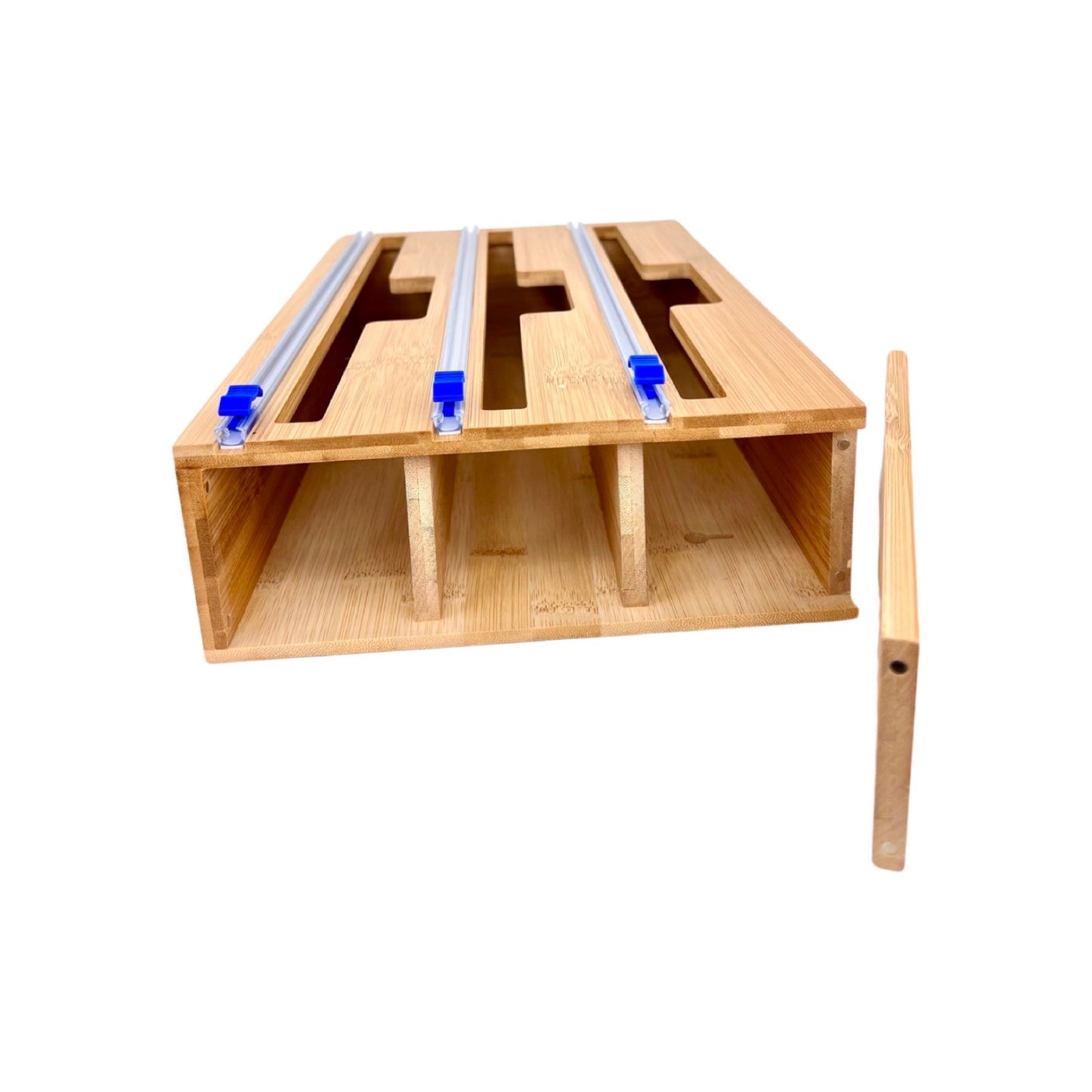 Eine Perspektivansicht eines hölzernen Folienspenders, der auf der Seite liegt und drei Aussparungen mit silbernen Schneideleisten und blauen Endkappen zeigt. Neben dem Spender befindet sich eine aus dem gleichen Holz gefertigte Stange mit kleine Magneten zum schliessen dem Folienspender. Der Hintergrund ist neutral und betont das robuste, aber elegante Design des Folienspenders.