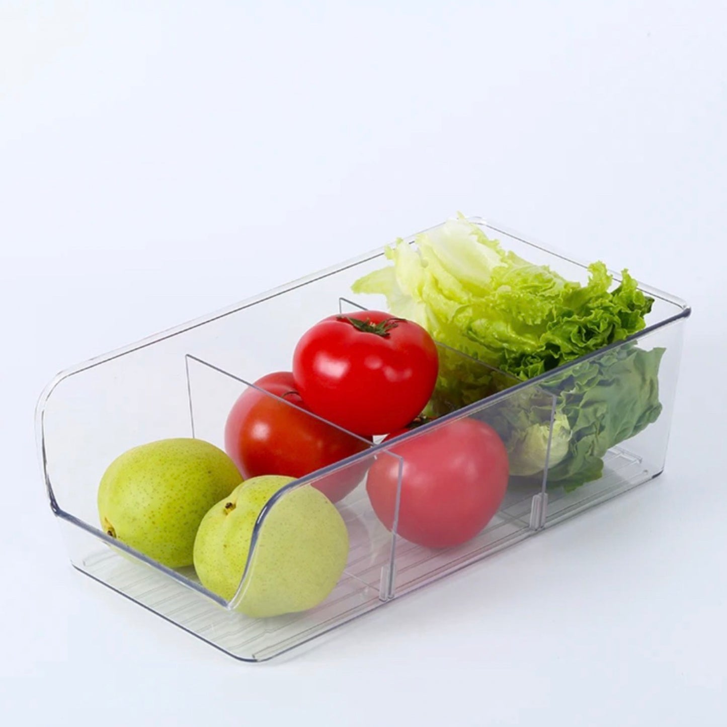 Transparenter Acryl-Aufbewahrungsbehälter von iDesign, gefüllt mit frischen Lebensmitteln. Zwei grüne Birnen liegen vorne im Behälter, dahinter sind leuchtend rote Tomaten und frischer grüner Salat zu sehen. Das einfache und klare Design des Behälters hebt die natürlichen Farben des Inhalts hervor