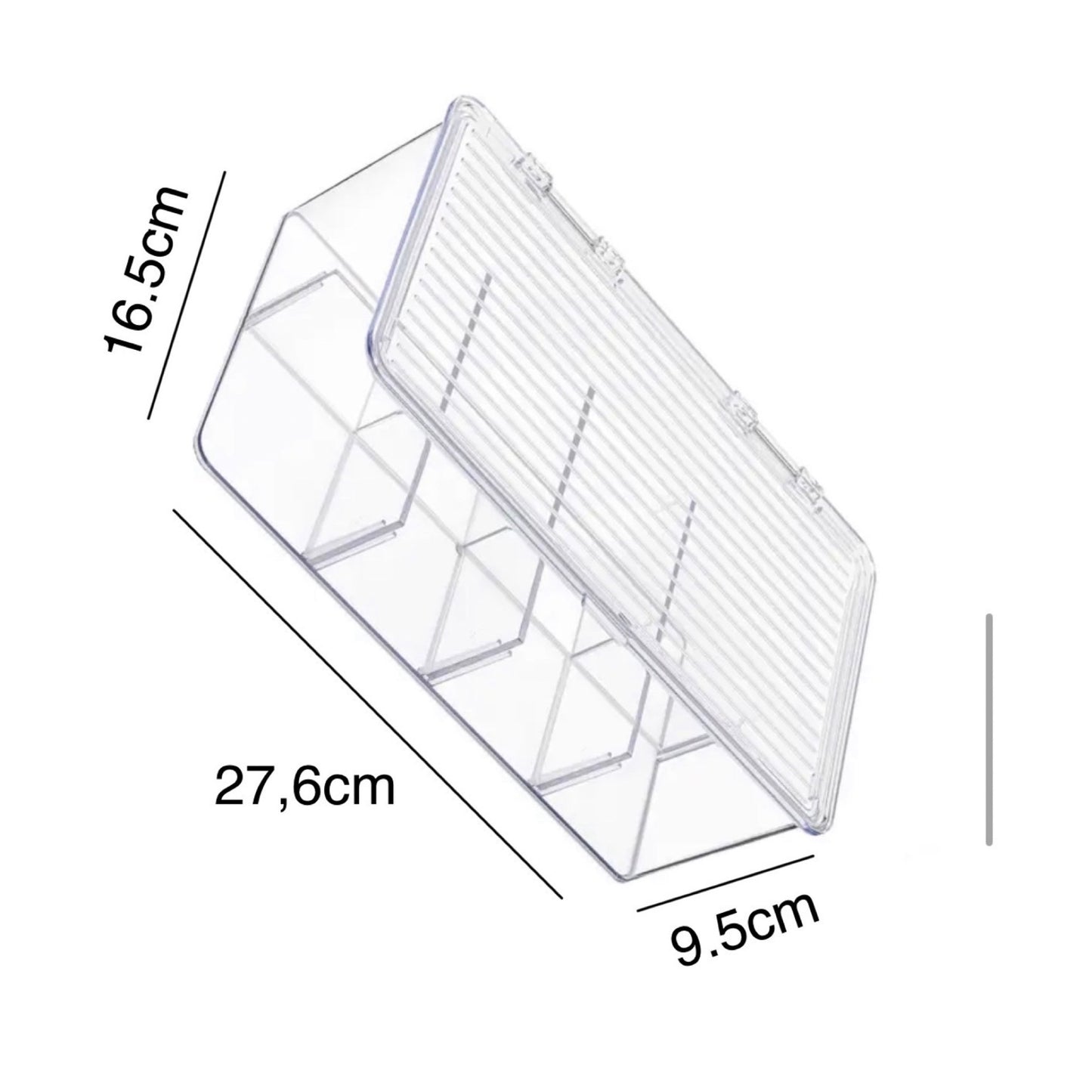 Schräg liegende, klare Kunststoffbox mit Fächern und einem angehobenen Deckel. Die Abmessungen sind 27,6 cm Länge, 16,5 cm Breite und 9,5 cm Höhe. Diese Box ist perfekt für die Aufbewahrung und Organisation von kleinen bis mittelgroßen Gegenständen in einer transparenten und zugänglichen Weise.