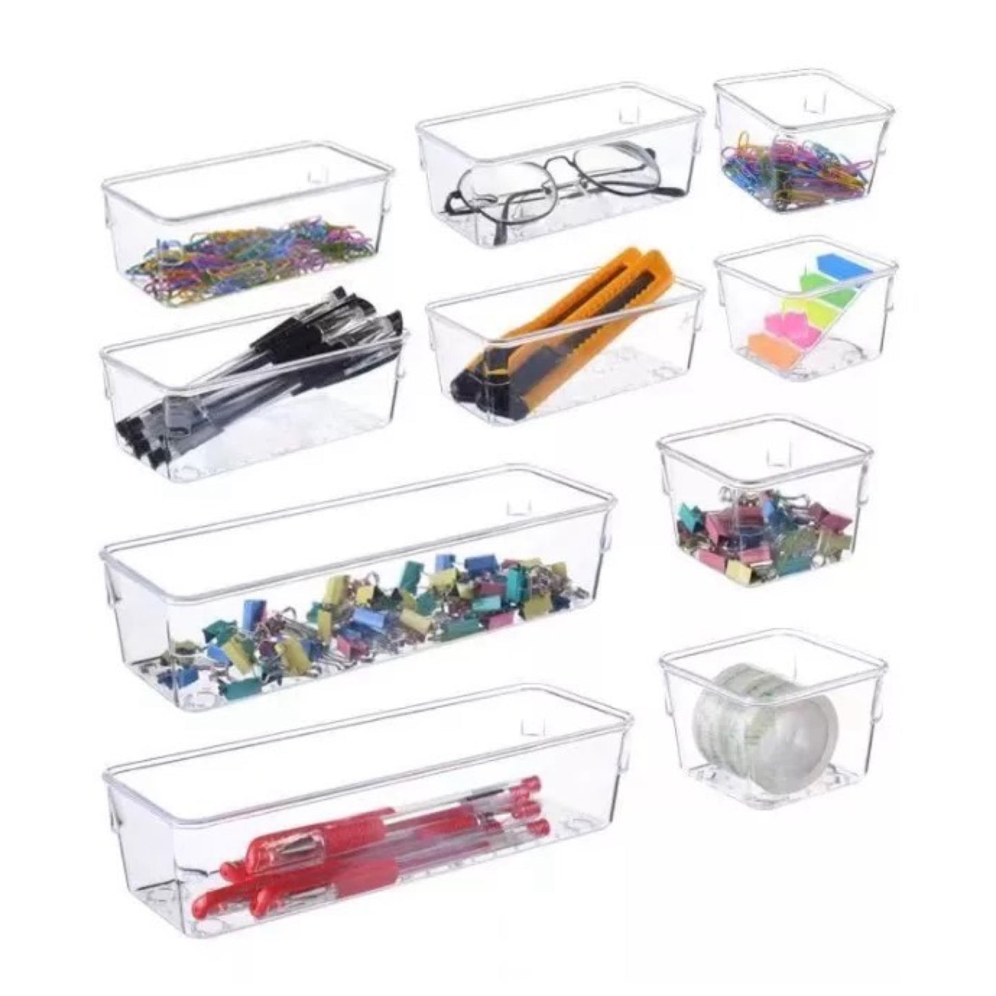 Eine Kollektion aus verschiedenen durchsichtigen Kunststoffbehältern in unterschiedlichen Größen, gefüllt mit Büromaterial wie Büroklammern, Heftklammern, einer Schere, Textmarkern und Klebeband. Diese Behälter sind ideal für die übersichtliche Aufbewahrung kleiner Büroartikel auf dem Schreibtisch oder in der Schublade.