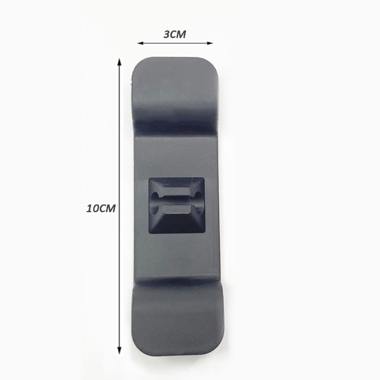 Das Bild zeigt einen einzelnen grauen Kabelhalter mit den Maßen 10 cm in der Länge und 3 cm in der Breite. Der Halter hat eine rechteckige Form mit einer integrierten Kabelklemme in der Mitte, die zur Organisation und Sicherung von Kabeln dient.