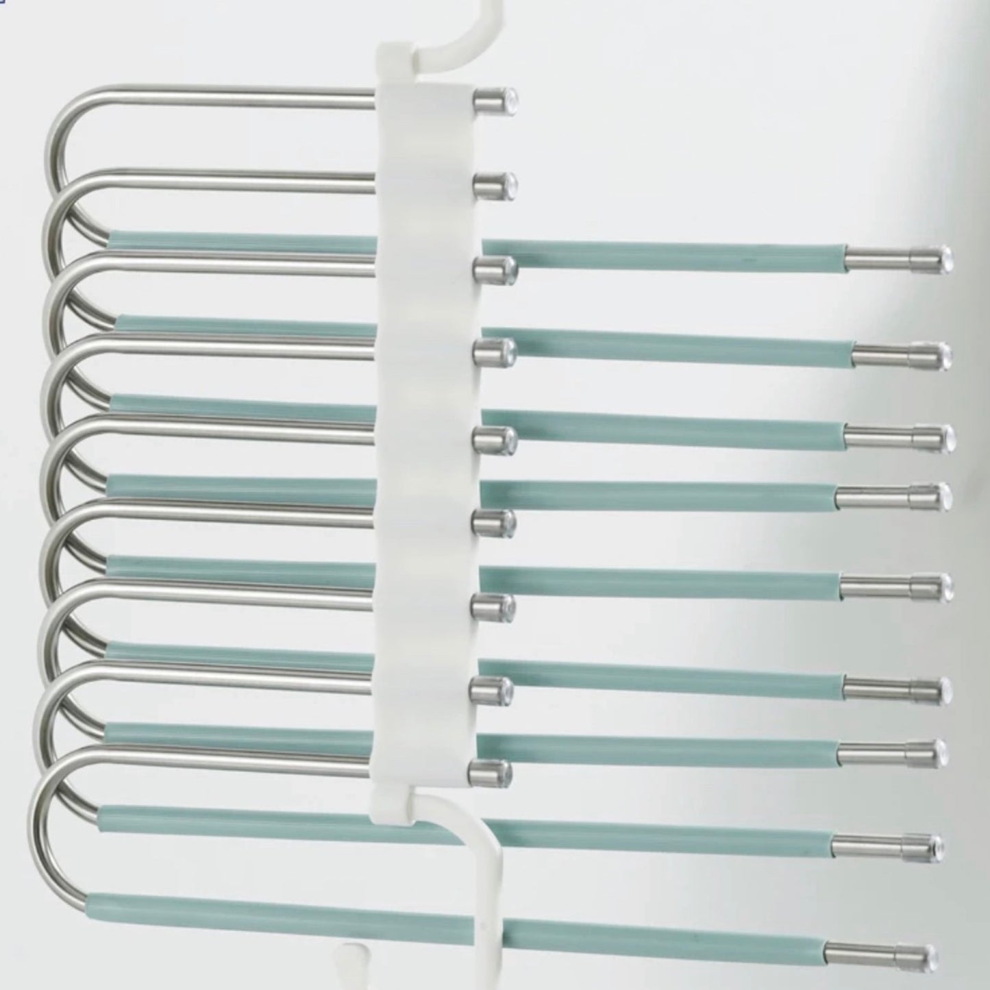 Mehrere übereinandergestapelte, platzsparende Kleiderbügel mit mintgrünen Stangen und silbernen Endkappen, die an einem weißen Haken aufgehängt sind. Dieses Design maximiert den Stauraum im Schrank, indem es mehrere Kleidungsstücke vertikal und übersichtlich organisiert.