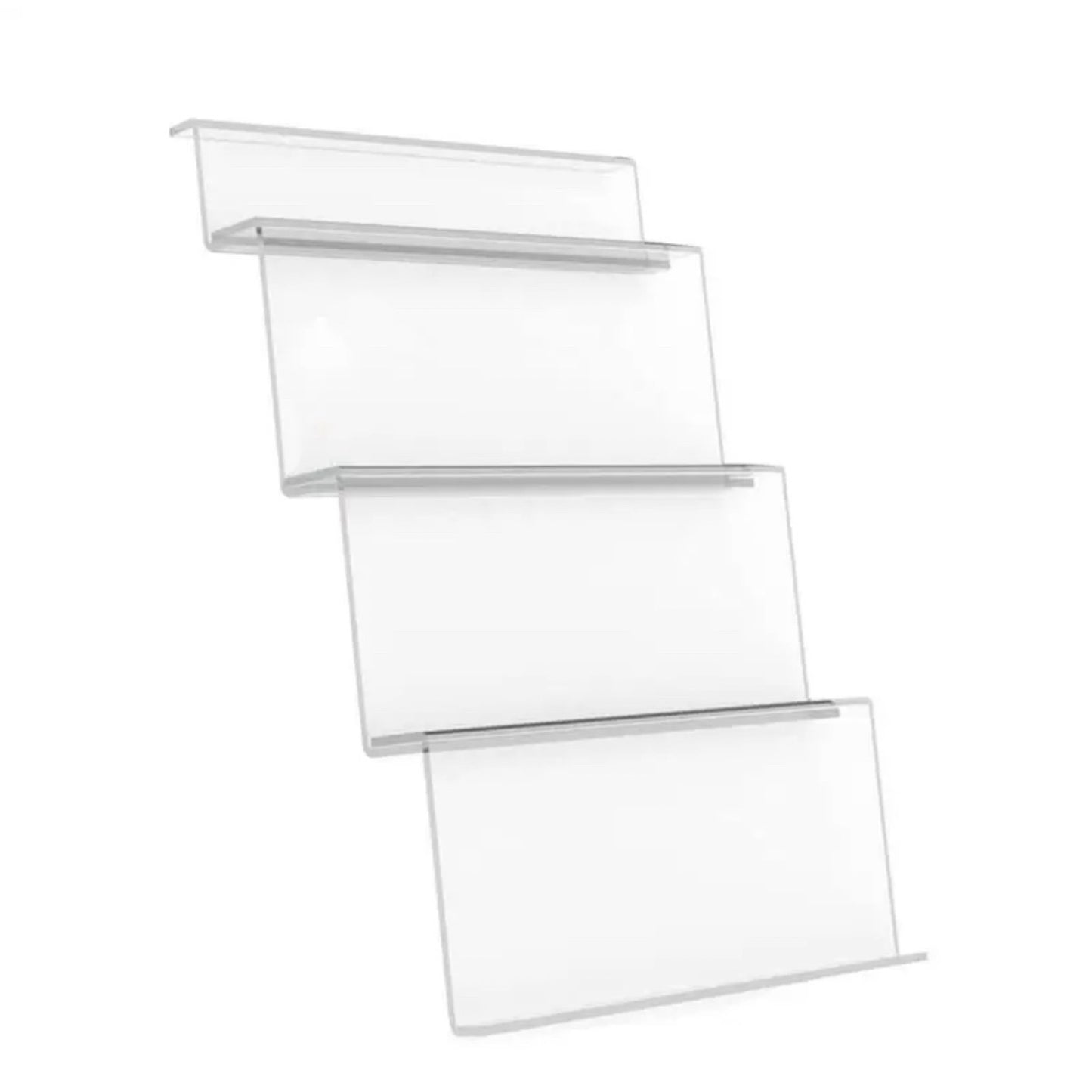 Vier gestapelte, transparente Acryl-Schubladen in einer perspektivischen Ansicht, die ihre klare und schlichte Konstruktion zeigt. Diese Schubladen sind in verschiedenen Größen dargestellt, um die Vielseitigkeit und Anpassungsfähigkeit für unterschiedliche Aufbewahrungsbedürfnisse zu verdeutlichen. Die Schubladen sind so angeordnet, dass sie in absteigender Reihenfolge von der kleinsten oben bis zur größten unten erscheinen, was ein Gefühl von Ordnung und Sauberkeit vermittelt.