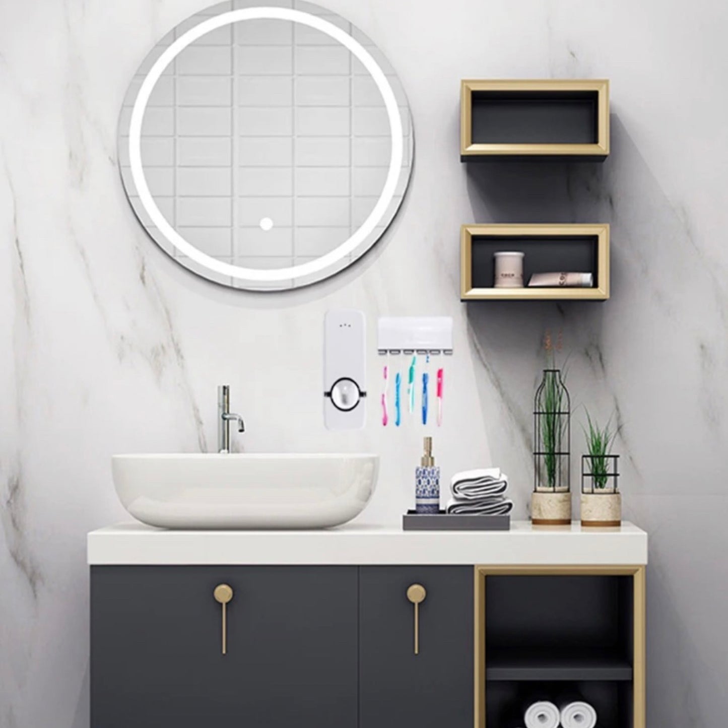 Dieses Bild zeigt ein modernes Badezimmer mit einem Zahnpastaspender und Zahnbürstenhalter an der Wand. Der Spender ist stilvoll und platzsparend positioniert, was die praktische Aufbewahrung von Zahnbürsten und Zahnpasta erleichtert. Das Badezimmer wirkt elegant und gut organisiert, mit einer runden Spiegelbeleuchtung, dunklen Schränken und einigen dekorativen Elementen, die dem Raum eine angenehme Atmosphäre verleihen.