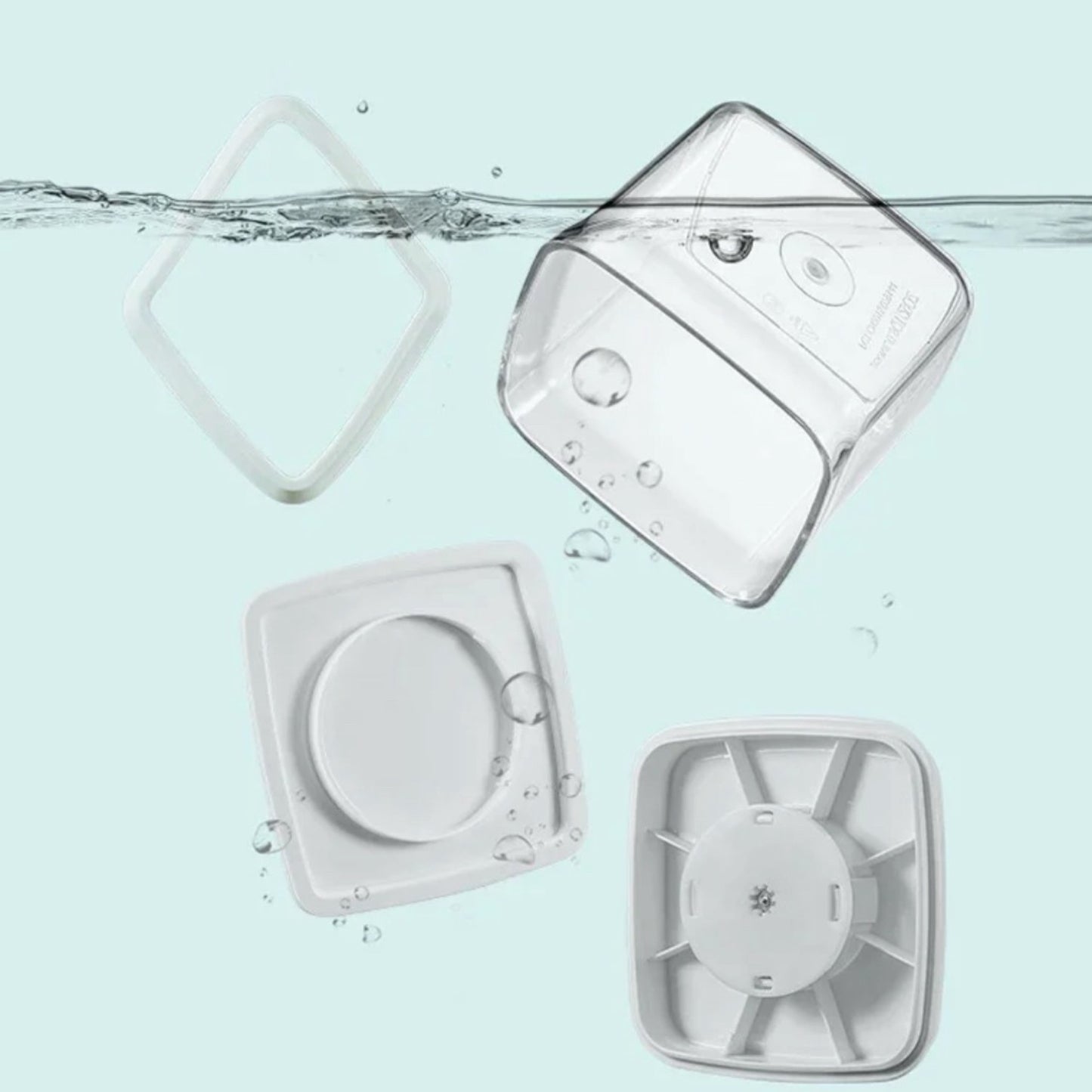 Transparente, wasserdichte Vorratsdosendeckel, die im Wasser untertauchen, demonstrieren ihre Dichtigkeit. Die Deckel variieren in der Perspektive, was ein dynamisches Bild ergibt. Ein Deckel schwebt direkt unter der Wasseroberfläche, während die anderen teilweise in das Wasser eintauchen, umgeben von Luftblasen, was die Wasserbeständigkeit des Materials hervorhebt.