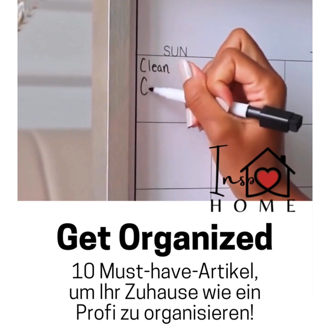 Eine Hand schreibt mit einem Stift auf eine Planungstafel neben dem Text ‘Get Organized: 10 Must-have-Artikel, um Ihr Zuhause wie ein Profi zu organisieren!’ und dem Logo von Inspo Home.
