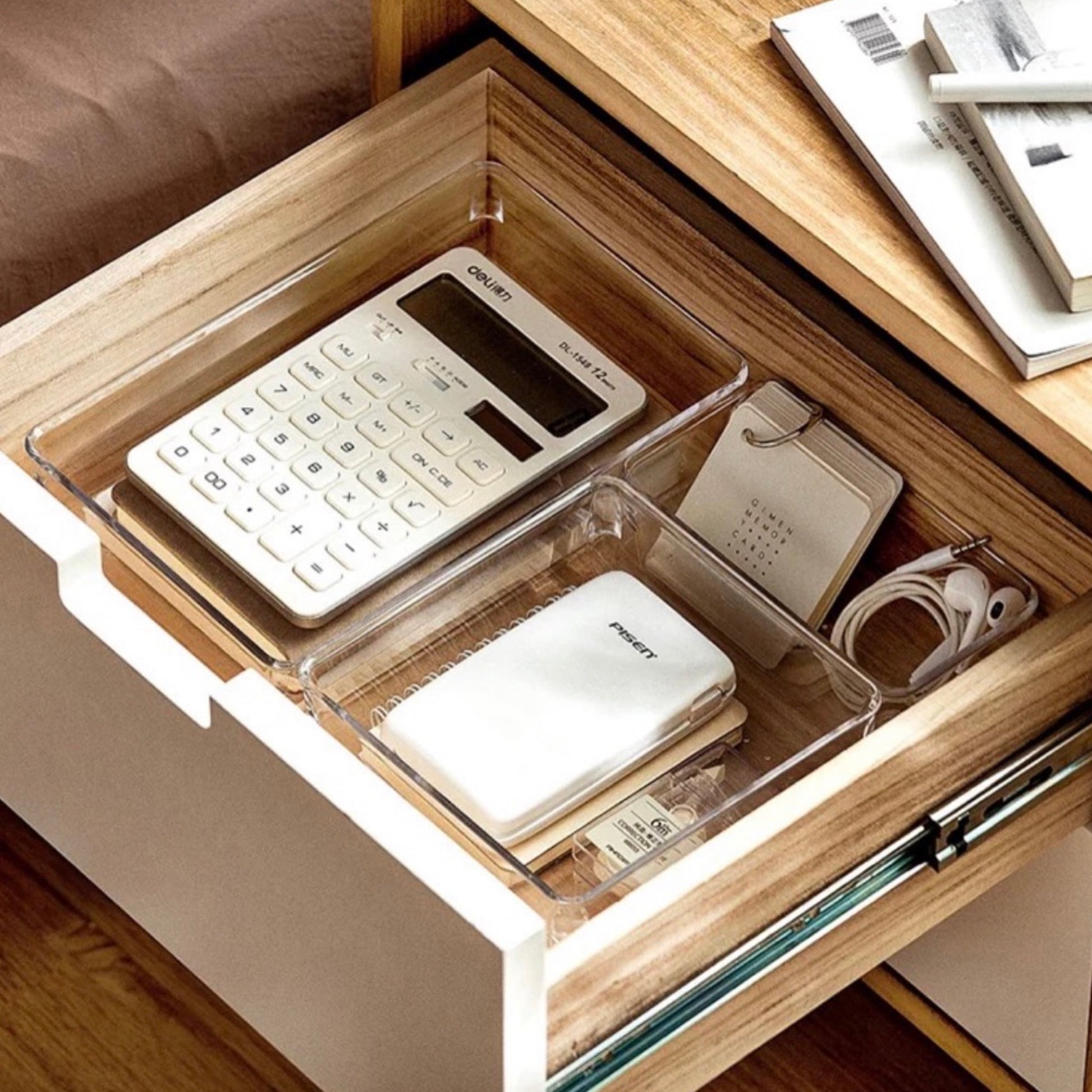 schublade mit organisierte büromaterialien in kleine  transparente acryl boxen