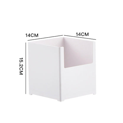 Quadratische, weiße Aufbewahrungsbox mit halb offener Vorderseite, Maße: 14 cm x 14 cm x 15,2 cm. Ihr Design ist minimalistisch und vielseitig, perfekt für das übersichtliche Sortieren von Objekten in jedem Raum.