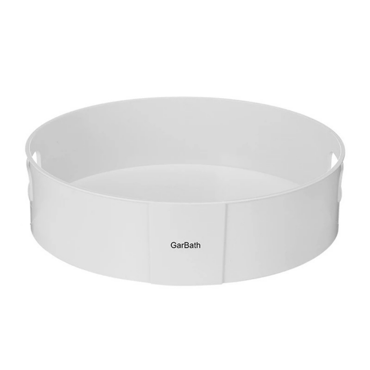 Ein leerer, weißer Kunststoff-Drehteller ohne Inhalt, der mit dem Markennamen “GarBath” beschriftet ist. Das Bild zeigt den Drehteller in einer neutralen Umgebung ohne weitere Gegenstände, was das schlichte und funktionale Design hervorhebt.