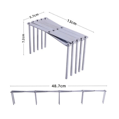 Ausziehbarer Edelstahl-Deckelhalter mit Maßangaben. Die Breite ist einstellbar von 5,1 cm bis 48,7 cm, die Tiefe beträgt 13 cm und die Höhe 7,2 cm, ausgerichtet für die flexible Aufbewahrung von Küchenutensilien oder Deckeln.
