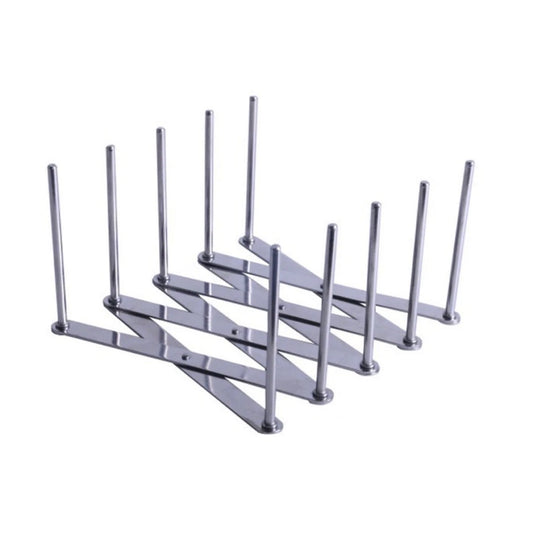 Ein freistehender Edelstahl-Deckelhalter mit zehn aufrechten Stangen, die in zwei versetzten Reihen angeordnet sind, um Deckel oder Teller unterschiedlicher Größen aufzunehmen.