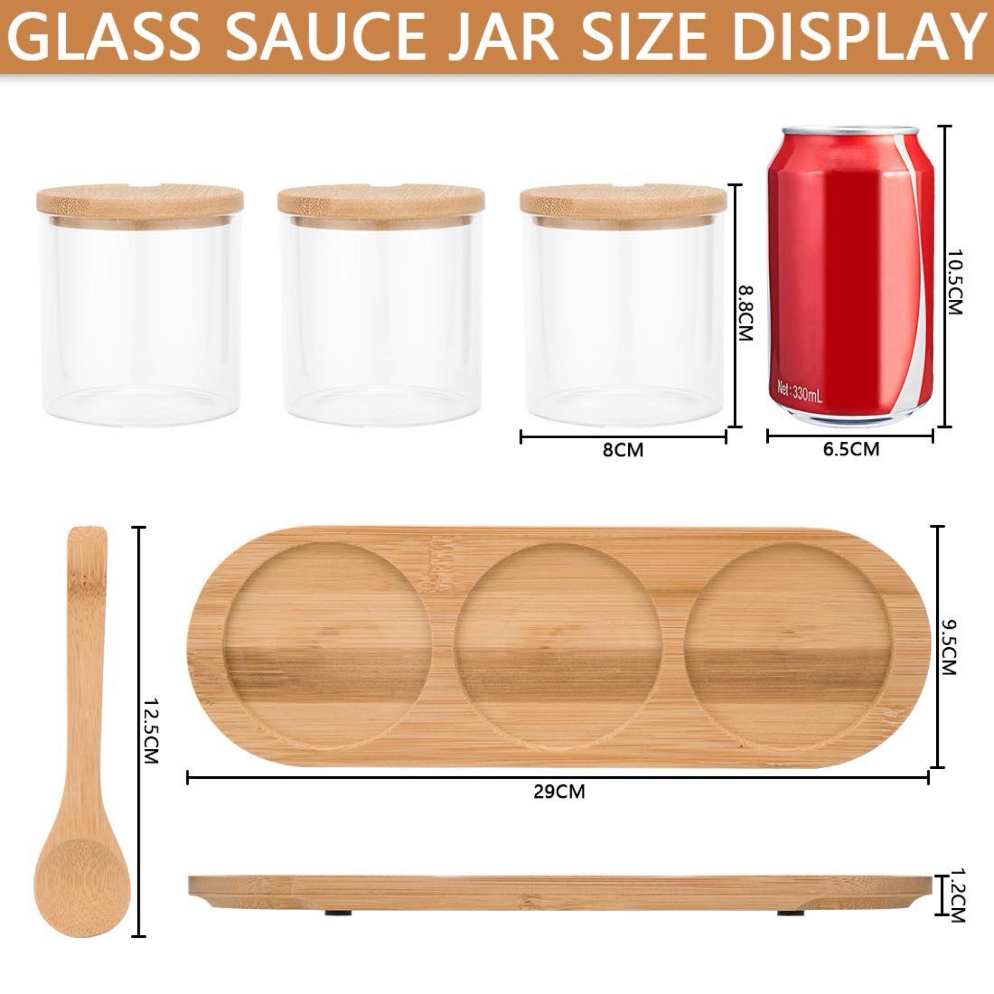 Anzeige der Größen verschiedener Gläser und Utensilien. Drei leere Gewürzgläser aus Glas mit Bambusdeckeln nebeneinander, jedes 8 cm hoch. Eine rote Getränkedose dient zum Größenvergleich und ist 10,5 cm hoch. Ein Bambuslöffel ist 12,5 cm lang, und ein Bambustablett mit Aussparungen für die Gläser misst 29 cm in der Länge und 9,5 cm in der Höhe. Die Anordnung verdeutlicht das schlichte Design und die natürliche Ästhetik der Produkte.