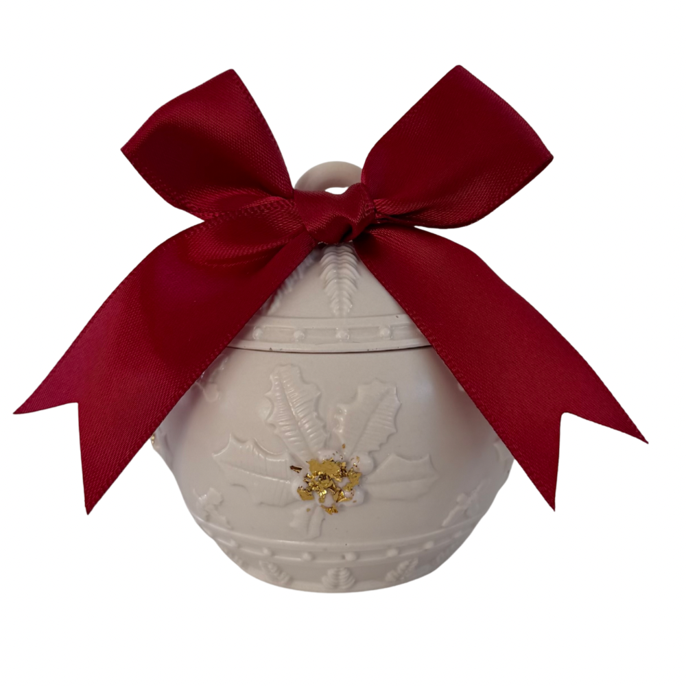 Handgefertigter Keramik-Kerzenhalter mit Deckel in Form einer Weihnachtskugel mit roter Schleife, aus der Schweiz