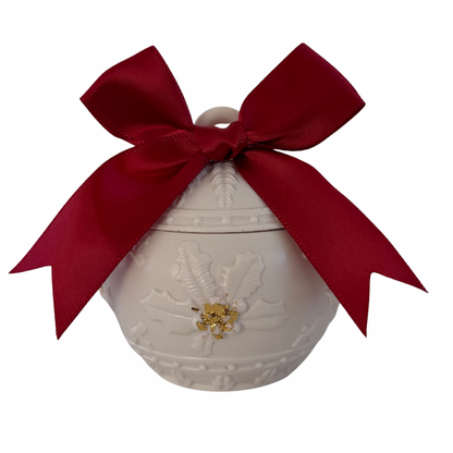 Handgefertigter Keramik-Kerzenhalter mit Deckel in Form einer Weihnachtskugel mit roter Schleife, aus der Schweiz