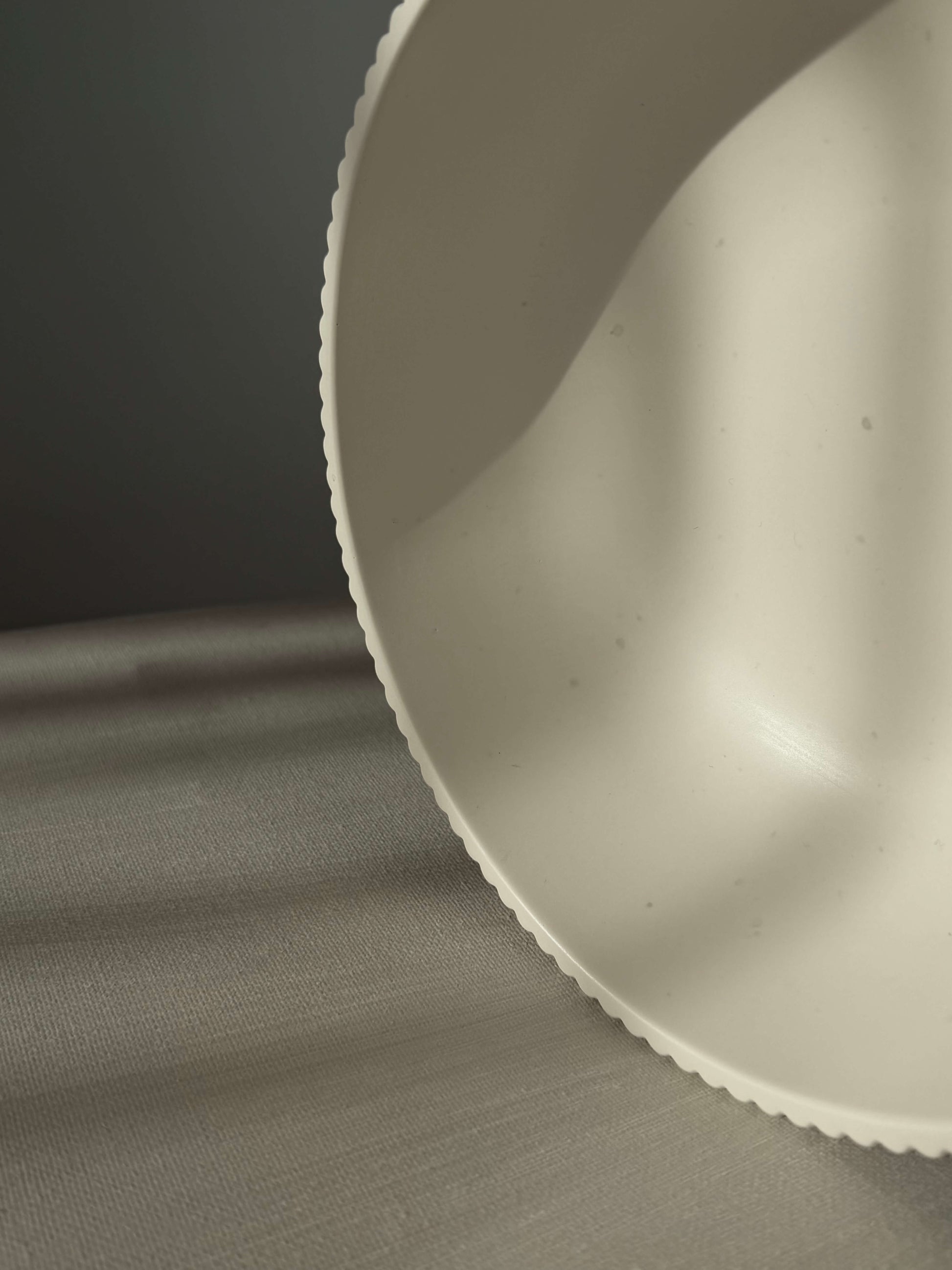 Innenansicht einer handgefertigten Jesmonite-Schale in neutraler Farbe, fotografiert für hochwertige Home-Deko