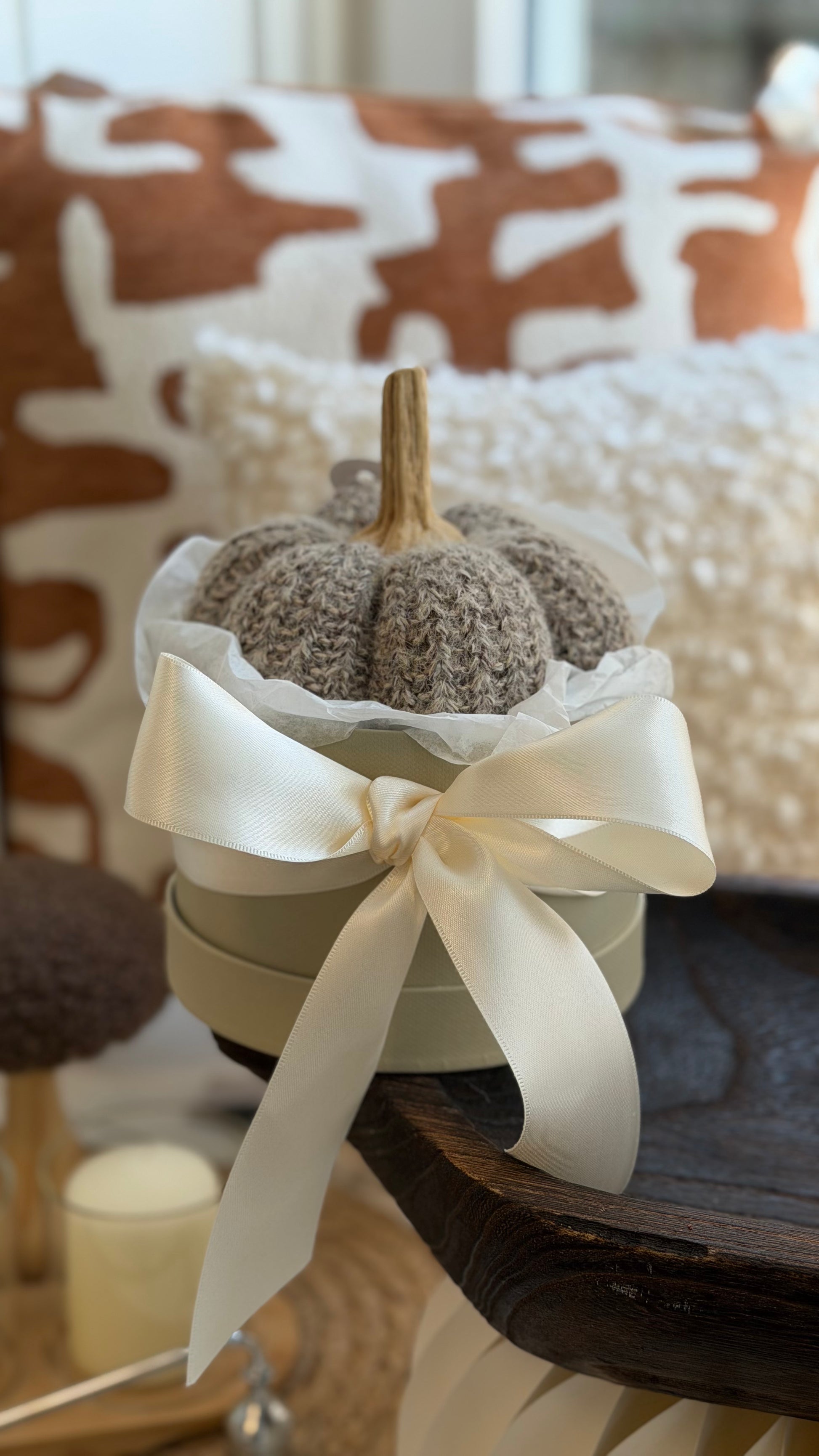 Kleine beige Geschenkbox mit grau-braun geknetete dekorativem Kürbis und weisser Schleife - besonderes kleines Geschenk unter CHF 30 Schweiz