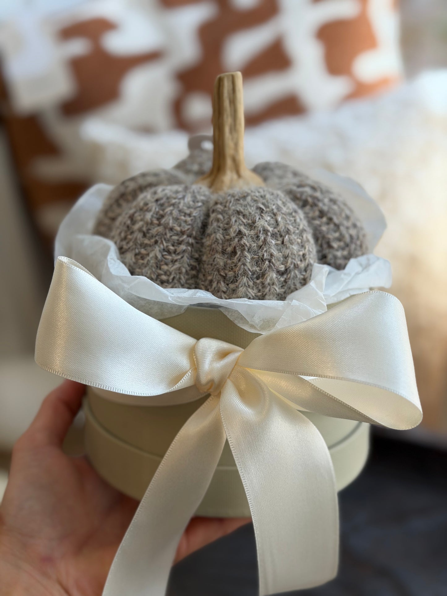 Kleine Geschenkbox mit grauem Stoff-Kürbis und eleganter weisser Schleife-Eine liebevolle Idee für kleine Geschenke in der Schweiz