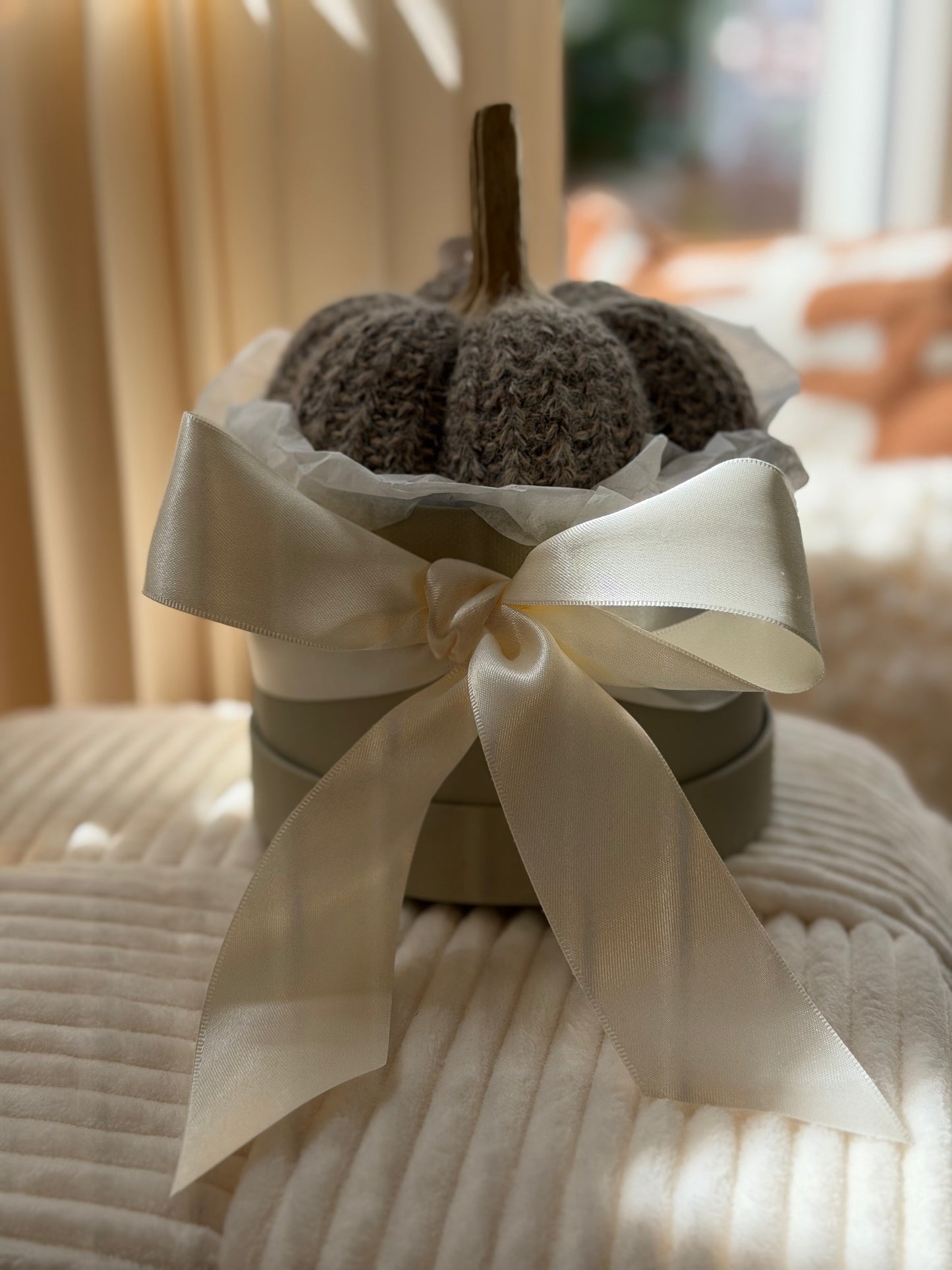 Kleine  runde Geschenkbox mit grauem geknetete Deko-Kürbis und schambange weisser Schleife-stolvolles Geschenk unter CHF 30 aus Schweizer Online shop