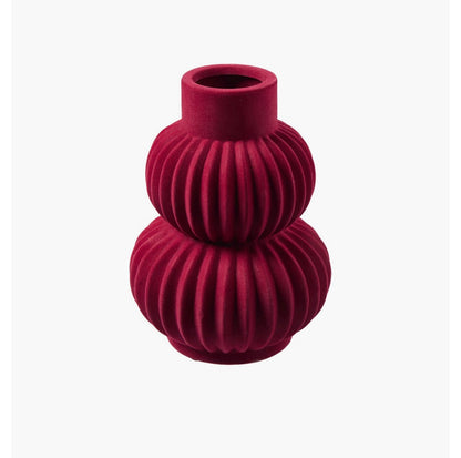 Rote bauchige Vase auf weisem Hintergrund