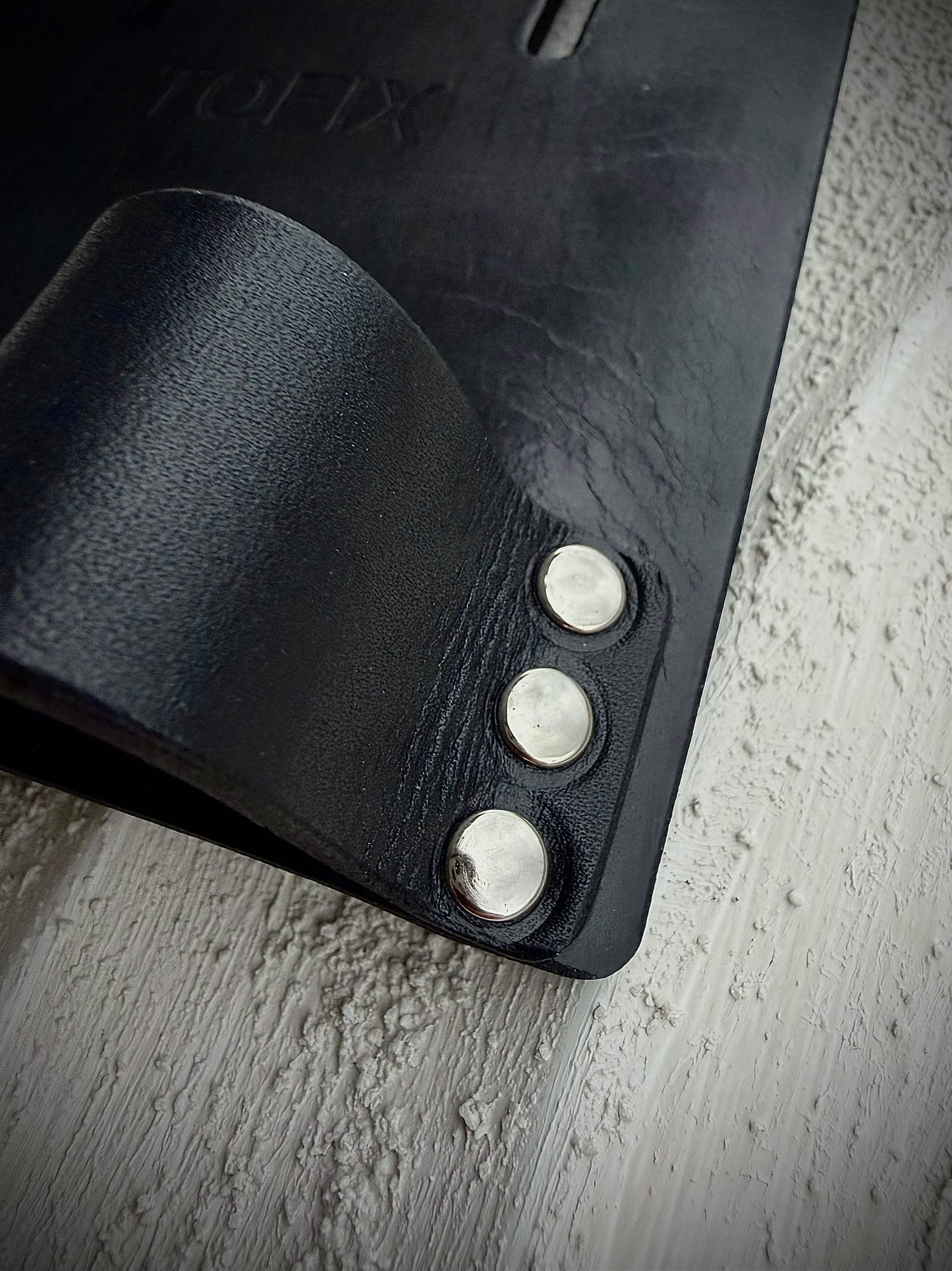 Detailaufnahme der stabilen Metallnieten am TOFIX Lederhalter aus schwarzem Echtleder