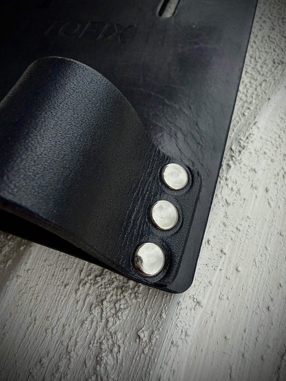 Detailaufnahme der stabilen Metallnieten am TOFIX Lederhalter aus schwarzem Echtleder