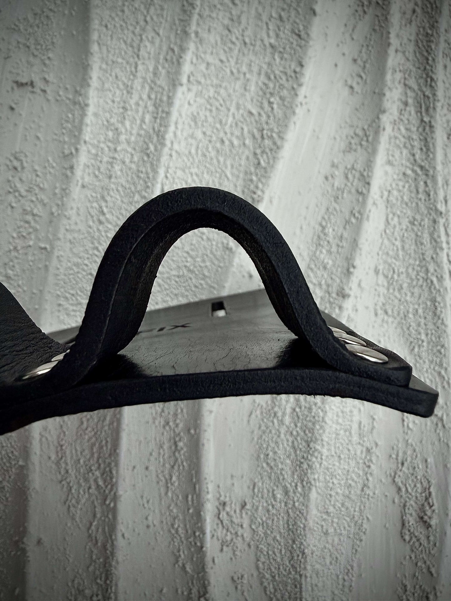Seitenansicht des TOFIX Lederhalters – robuste Lederschlaufe für Zange und Bindehaken