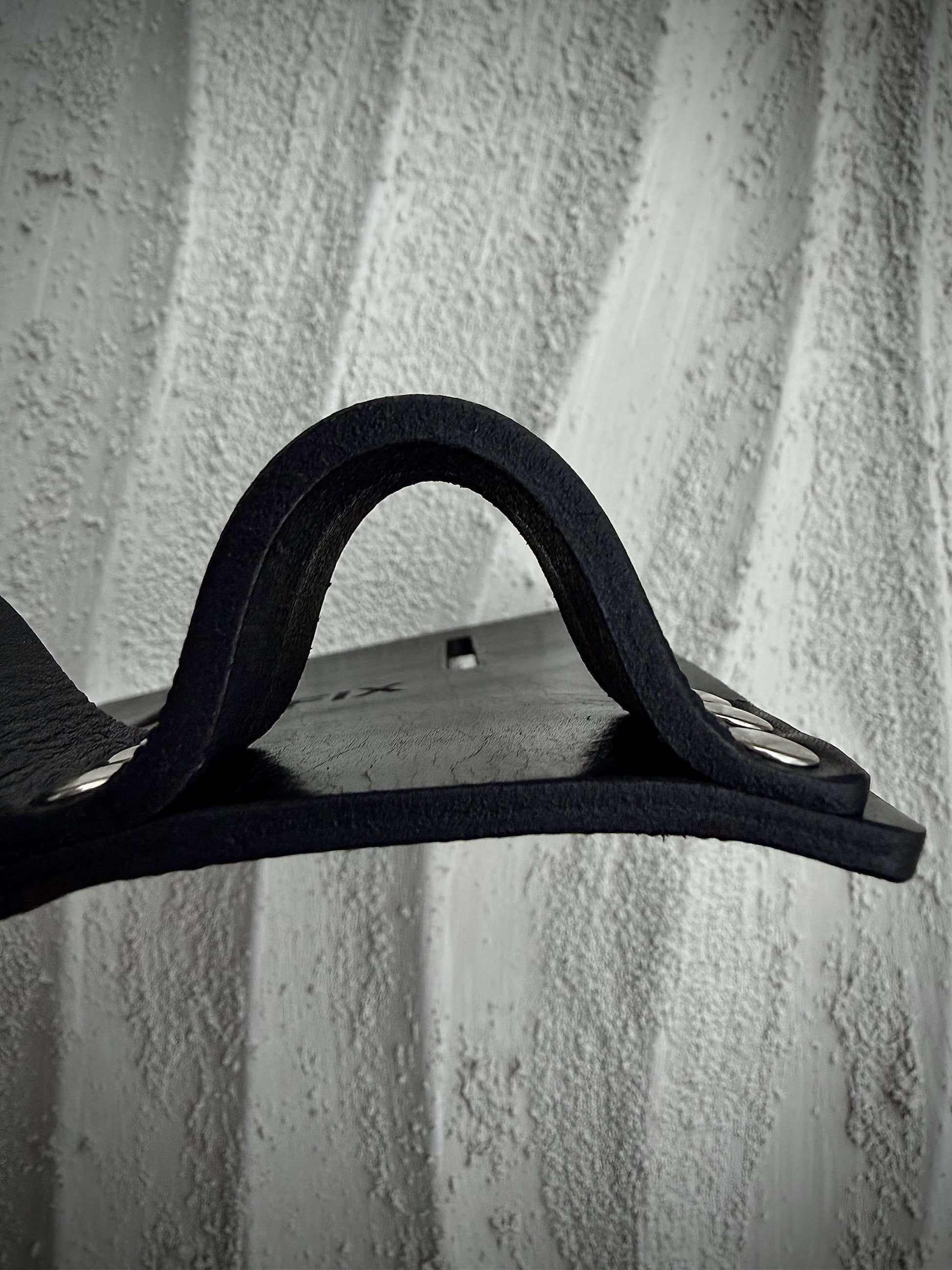 Seitenansicht des TOFIX Lederhalters – robuste Lederschlaufe für Zange und Bindehaken