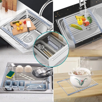 Collage von vier Nutzungsszenarien eines Abtropfgestells aus Edelstahl: 1) Als Schneidebrettunterlage mit Obst und Gemüse, 2) Beim Waschen von Gemüse unter fließendem Wasser, 3) Verstaut unter Besteck in einer Schublade, 4) Als Topfuntersetzer für einen kochenden Topf auf einer Küchenarbeitsplatte.