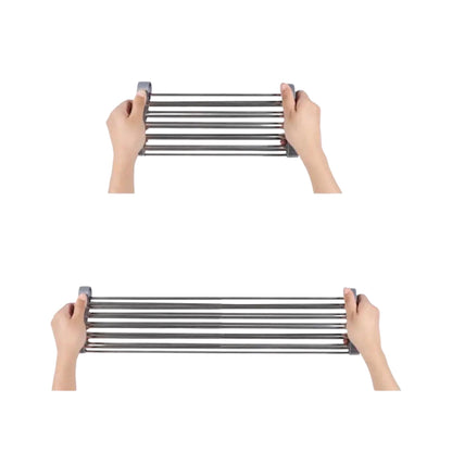 Zwei Hände zeigen das Zusammenziehen und Ausziehen eines flexiblen Abtropfgestells aus Edelstahl. Die obere Hälfte des Bildes zeigt das Gestell in kompakter Form, während die untere Hälfte es in voll ausgezogener Länge darstellt, was die Anpassungsfähigkeit an verschiedene Spülenbreiten verdeutlicht.