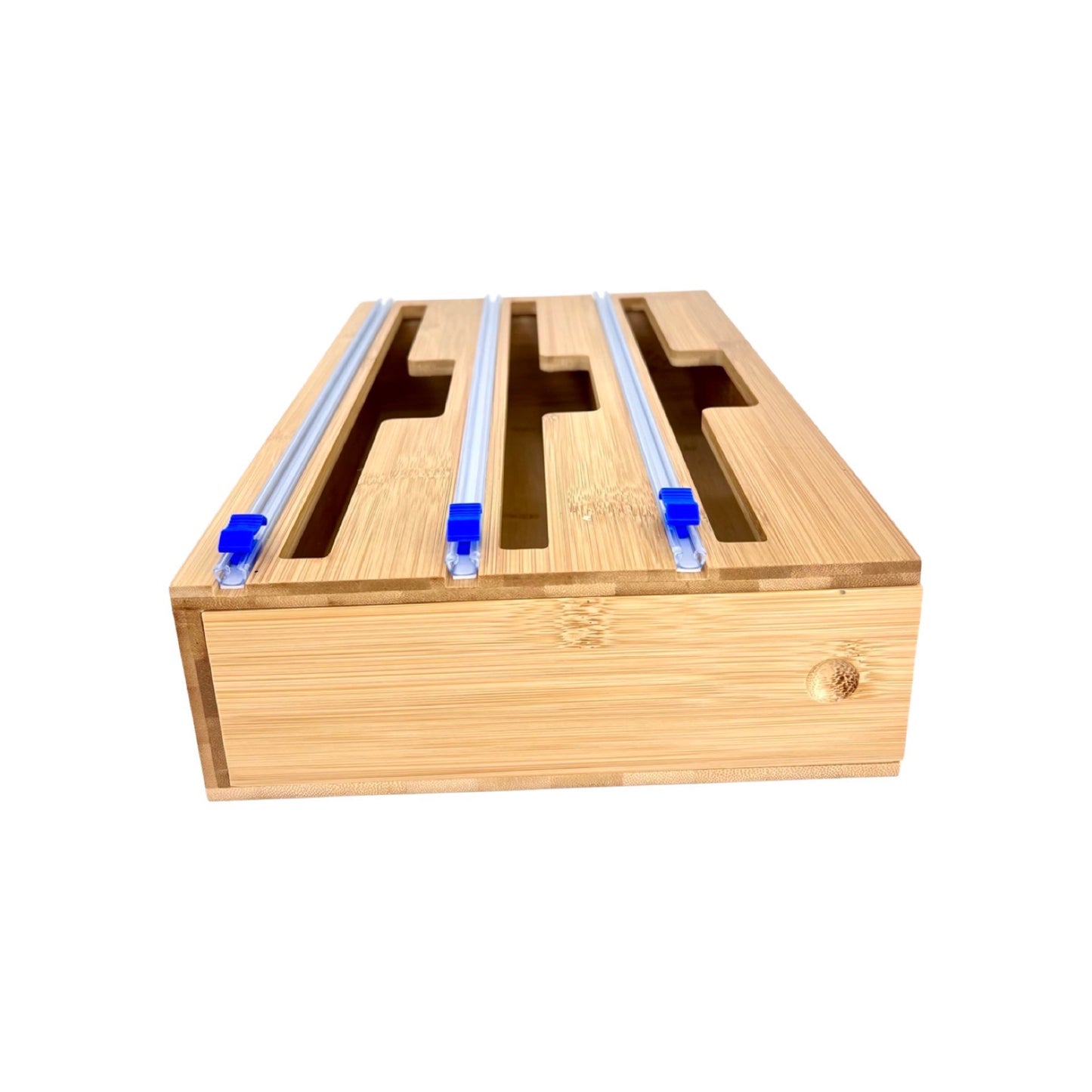 Eine Perspektivansicht eines hölzernen Folienspenders, der auf der Seite liegt und drei Aussparungen mit silbernen Schneideleisten und blauen Endkappen zeigt.Der Hintergrund ist neutral und betont das robuste, aber elegante Design des Folienspenders.