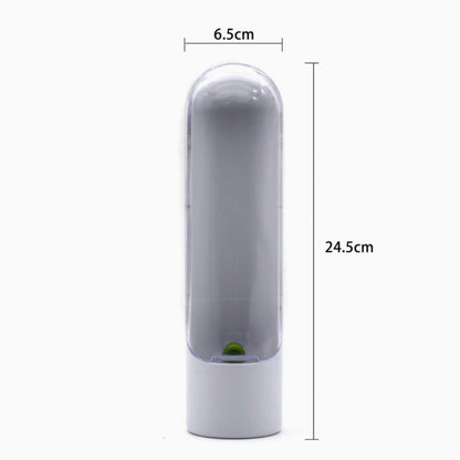 Vorderansicht des leeren Kräuter-Frischhaltebechers in schlankem, zylinderförmigem Design, mit Maßangaben: 6,5 cm Breite und 24,5 cm Höhe. Der Becher in schlichtem Weiß hat an der Unterseite einen kleinen, grünen Deckel für die Wasserbefüllung, ideal für die Aufbewahrung und Frischhaltung von Kräutern im Kühlschrank.