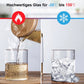 Demonstration der Temperaturbeständigkeit von hochwertigem Glas, geeignet für -20°C bis 150°C. Links wird heißes Wasser in ein Glas gegossen, wobei Dampf aufsteigt, rechts ist ein Glas mit Eiswürfeln gefüllt, was die Vielseitigkeit und Beständigkeit des Glases unter verschiedenen Temperaturbedingungen zeigt.