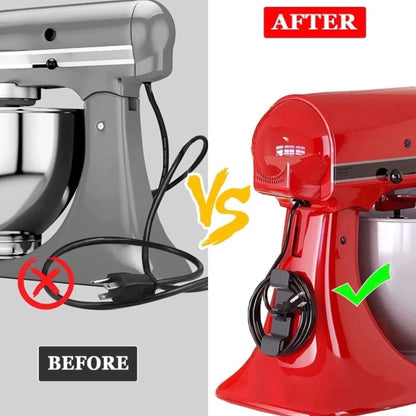 Das Bild stellt einen Vorher-Nachher-Vergleich von Standmixern dar. Links zeigt es einen Mixer in Grau mit einem ungeordneten Kabel ohne Kabelhalterung, gekennzeichnet mit einem roten ‘X’ für ‘Before’. Rechts sieht man einen roten Mixer, dessen Kabel sauber mit einem Kabelhalter an der Seite befestigt ist, markiert mit einem grünen ‘Haken’ für ‘After’. Dies illustriert die Effektivität der Kabelhalterung zur Verbesserung der Kabelorganisation.