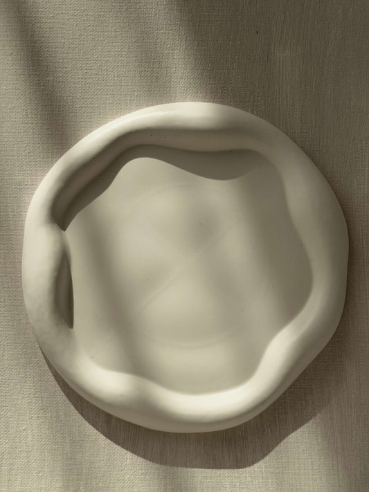 Handgefertigtes organisches Keramik-Tablett in Cremeweiß – runde Oberansicht, dekoratives Design für Kerzen und Wohnaccessoires