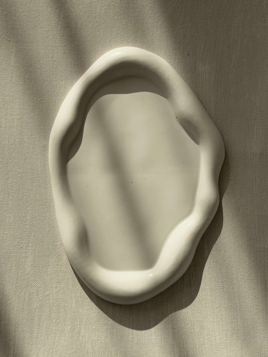 Handgefertigtes Keramik-Tablett in Wolkenform – modernes cremeweißes Dekotablett in organischer Form, Oberansicht