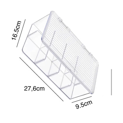Schräg liegende, klare Kunststoffbox mit Fächern und einem angehobenen Deckel. Die Abmessungen sind 27,6 cm Länge, 16,5 cm Breite und 9,5 cm Höhe. Diese Box ist perfekt für die Aufbewahrung und Organisation von kleinen bis mittelgroßen Gegenständen in einer transparenten und zugänglichen Weise.