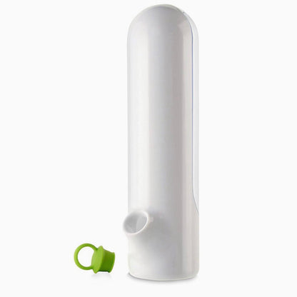 Rückansicht des Kräuter-Frischhaltebechers für den Kühlschrank in Weiß. Ein schlankes, zylinderförmiges Design mit einer kleinen Öffnung an der Unterseite, durch die man Wasser einfüllen kann. Der grüne Deckel dient zum Verschließen des Bechers, um die Frische der Kräuter wie Koriander sicherzustellen.