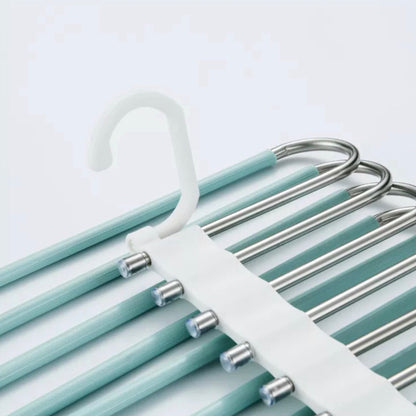 Nahaufnahme eines weißen, platzsparenden Kleiderbügels mit mehreren mintgrünen Stangen, die durch silberne Verbindungselemente zusammengehalten werden. Der Fokus liegt auf der praktischen und eleganten Gestaltung, die dazu dient, Kleidungsstücke ordentlich und platzsparend zu organisieren.