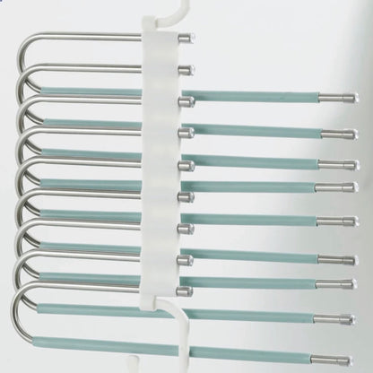 Mehrere übereinandergestapelte, platzsparende Kleiderbügel mit mintgrünen Stangen und silbernen Endkappen, die an einem weißen Haken aufgehängt sind. Dieses Design maximiert den Stauraum im Schrank, indem es mehrere Kleidungsstücke vertikal und übersichtlich organisiert.