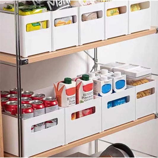 Weiße, stapelbare Aufbewahrungsboxen mit Griffen auf einer Holzplatte, organisiert mit verschiedenen Lebensmitteln und Getränkeverpackungen in einem Küchenregal