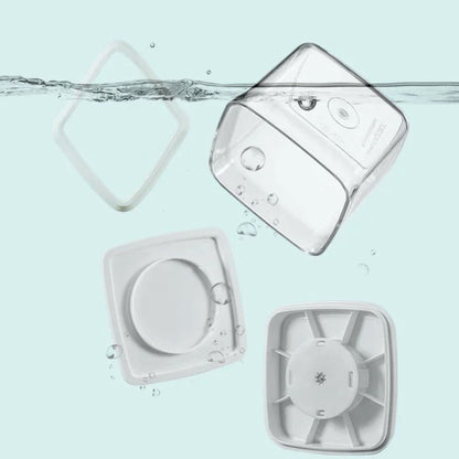 Transparente, wasserdichte Vorratsdosendeckel, die im Wasser untertauchen, demonstrieren ihre Dichtigkeit. Die Deckel variieren in der Perspektive, was ein dynamisches Bild ergibt. Ein Deckel schwebt direkt unter der Wasseroberfläche, während die anderen teilweise in das Wasser eintauchen, umgeben von Luftblasen, was die Wasserbeständigkeit des Materials hervorhebt.