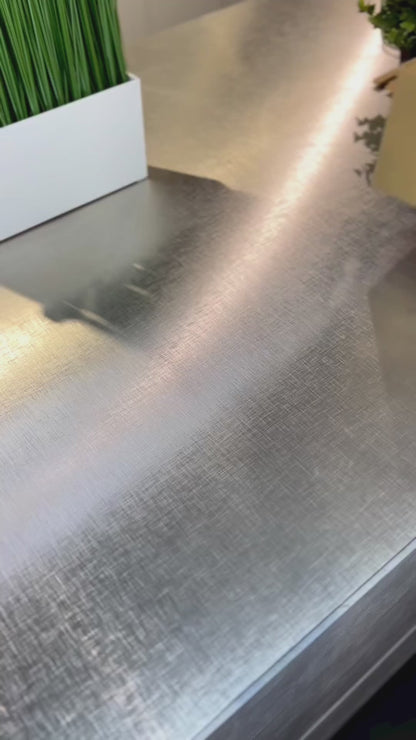 Das Video präsentiert das Auspacken einer Box mit 12 runden Gewürzgläsern mit Akazienholzdeckeln. Zusätzlich enthält die Box Etiketten zum Beschriften, zwei Arten von Streukappen, einen faltbaren Trichter und eine Bürste zum Reinigen. Die Gläser werden nacheinander mit verschiedenen Gewürzen wie Pfeffer und Salz befüllt. Anschließend werden sie sorgfältig in einen Gewürz-Organizer in einer Küchenschublade eingeräumt, um die moderne Küche praktisch und stilvoll zu ergänzen.