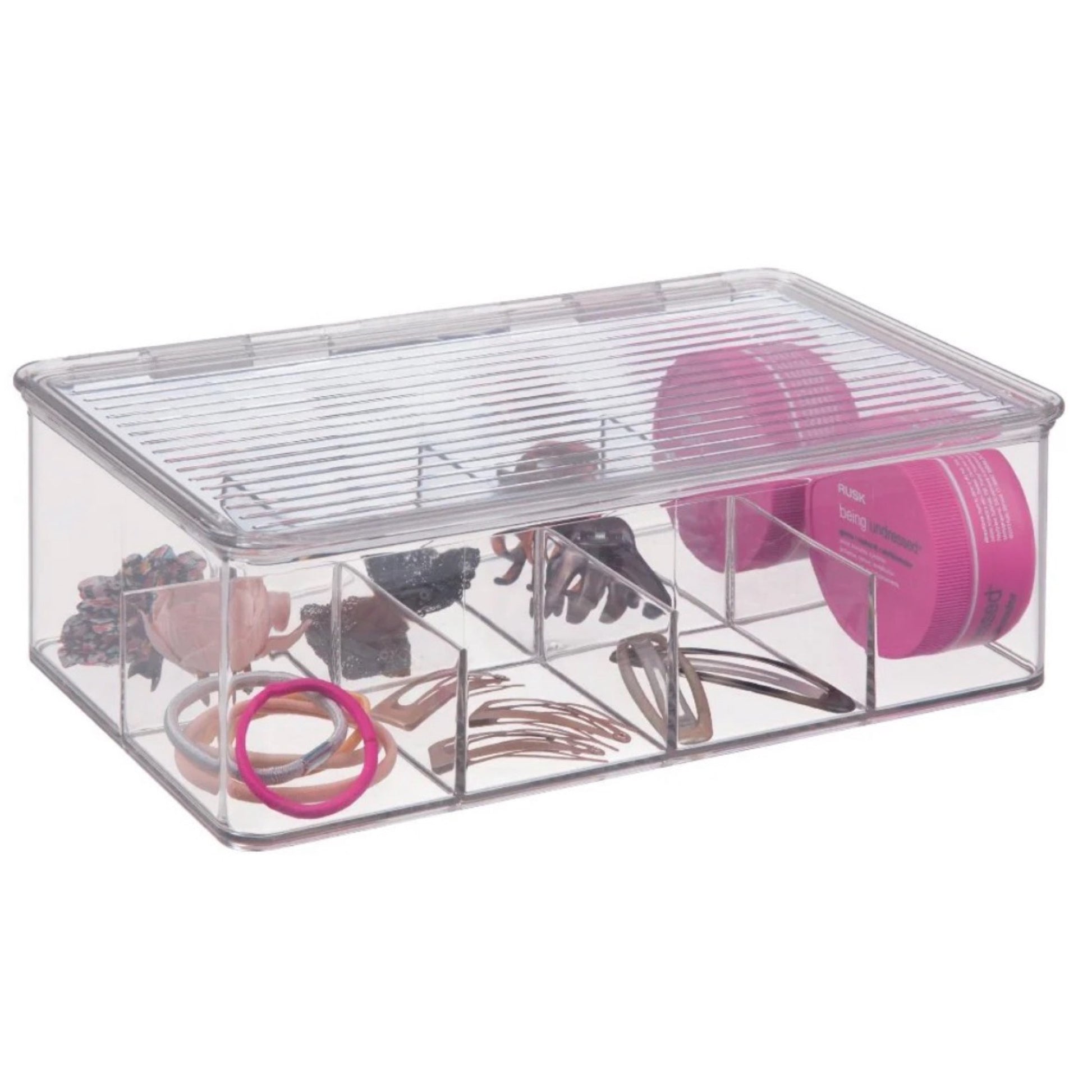 Transparente Aufbewahrungsbox mit Fächern, gefüllt mit verschiedenen Haaraccessoires wie Haargummis, Haarspangen und Bürsten. Der klare Deckel der Box ist geschlossen, was eine staubfreie und ordentliche Aufbewahrung ermöglicht und einen einfachen Überblick über die Gegenstände bietet.